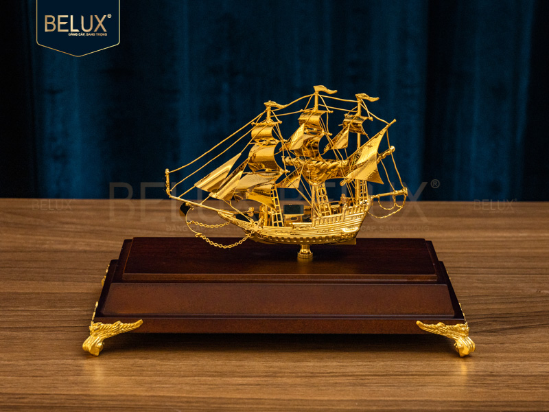 Mô hình thuyền buồm mạ vàng 24k  21×10,5x17cm M1